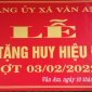 Đảng bộ Xã Vân Am: Trao tặng Huy hiệu Đảng đợt 03/02 cho các đảng viên.