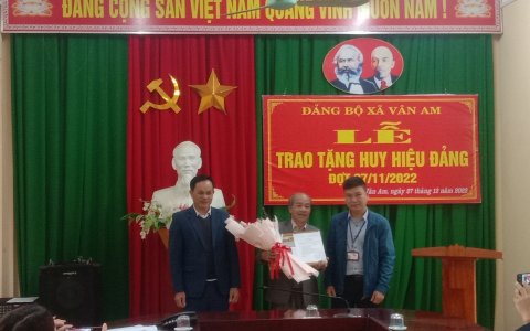 Đảng bộ xã Vân Am: Lễ trao tặng Huy hiệu Đảng